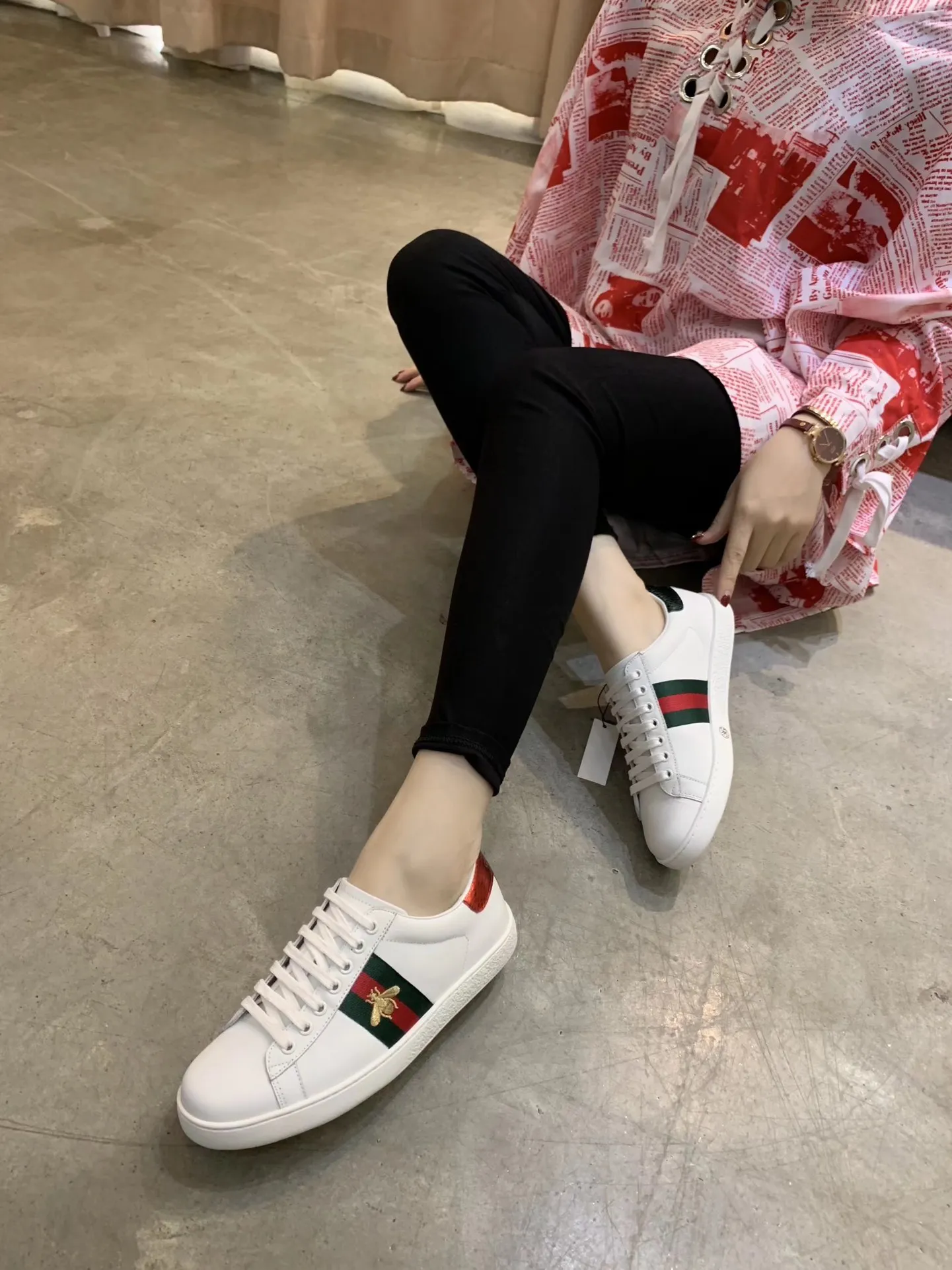 👟👟Ex-factory price 400👟👟Men's size +10 The new little bee GUCCI trendy model, launched at the counter👍top quality, wonderful presentation! Based on the basic model, the electric embroidered bee🐝 original 1:1 molded rubber outsole, flat bottom casual, and easy to match. The upper foot is super comfortable, the material is imported first-layer silk cowhide🐂. off white. Lining/foot padding sheepskin🐑. Code number: 34 to 44 with receipts, cards, tags and bags.